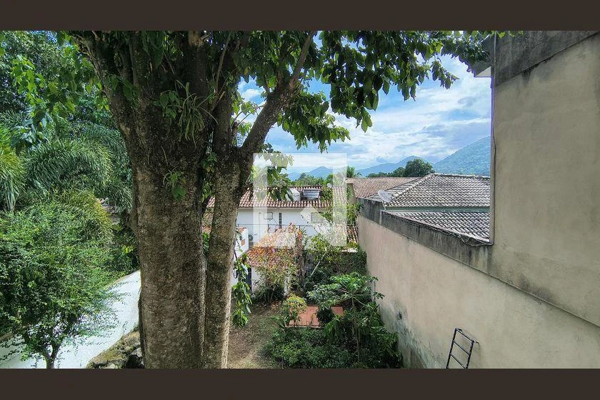 Furnished house, 270 m², with floor-to-ceiling windows — photo 32