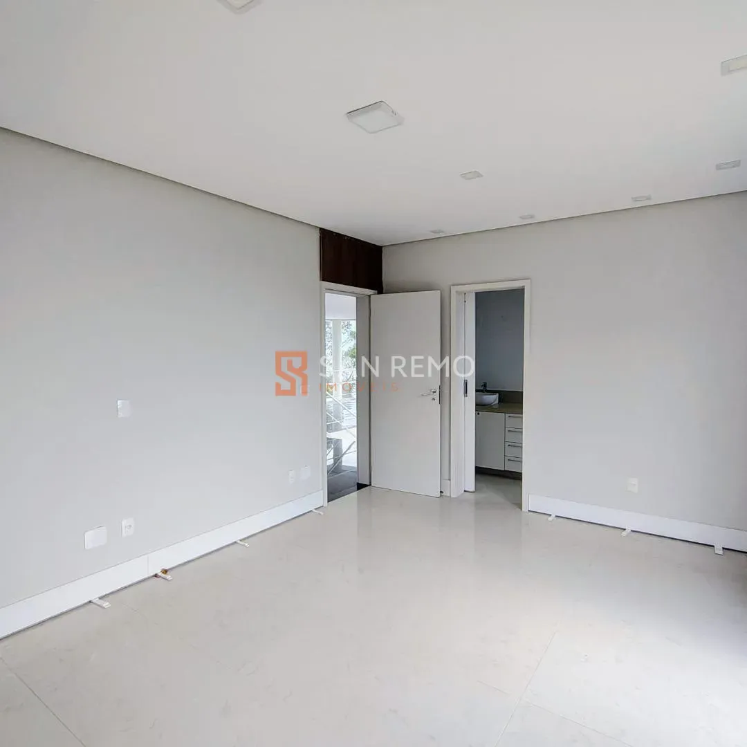 Дом с 3 спальнями и 2 ванными, 4 парковки и 718 м² — photo 8