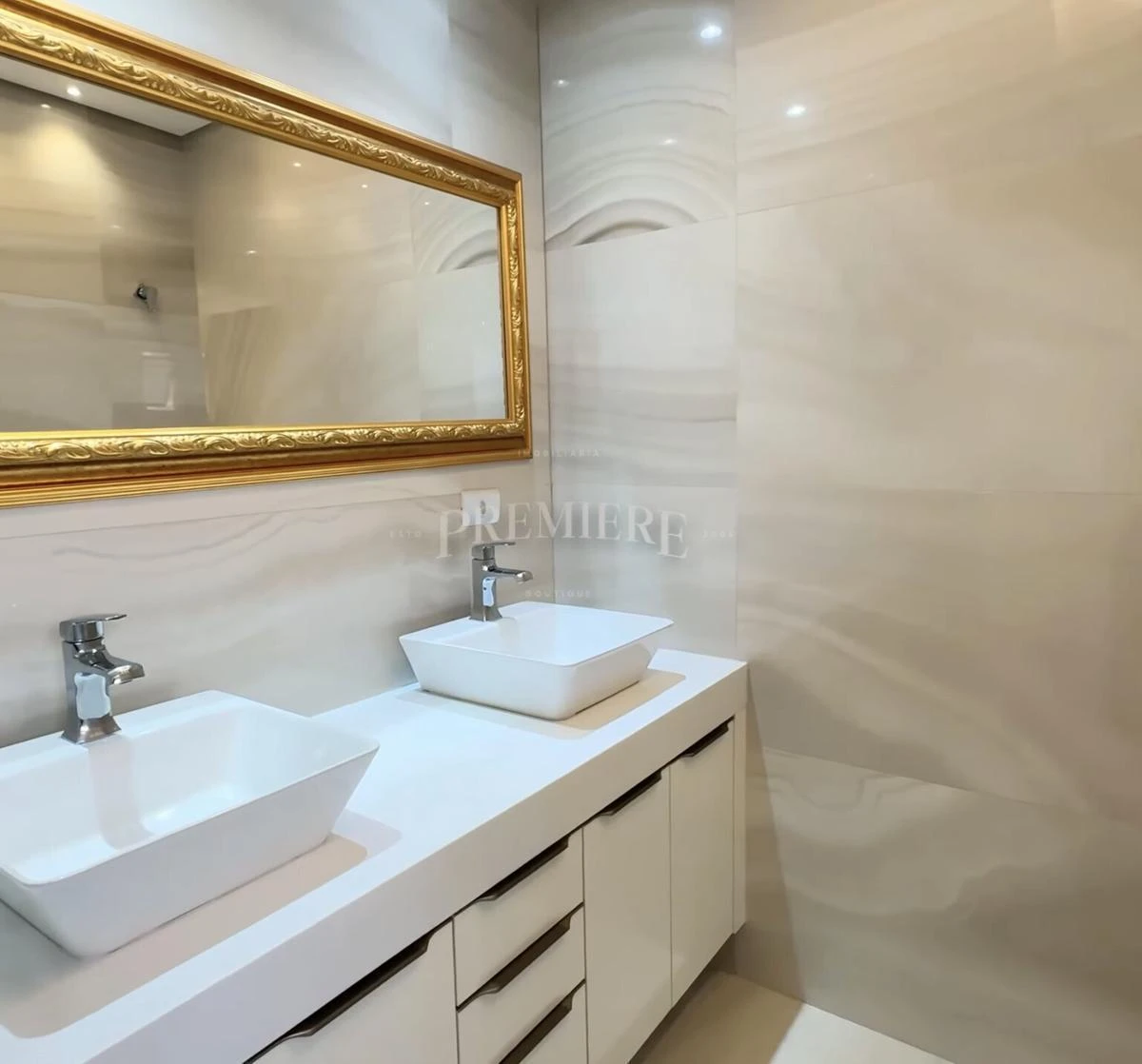 4-bedroom house with a glass-enclosed balcony in Curitiba — photo 23