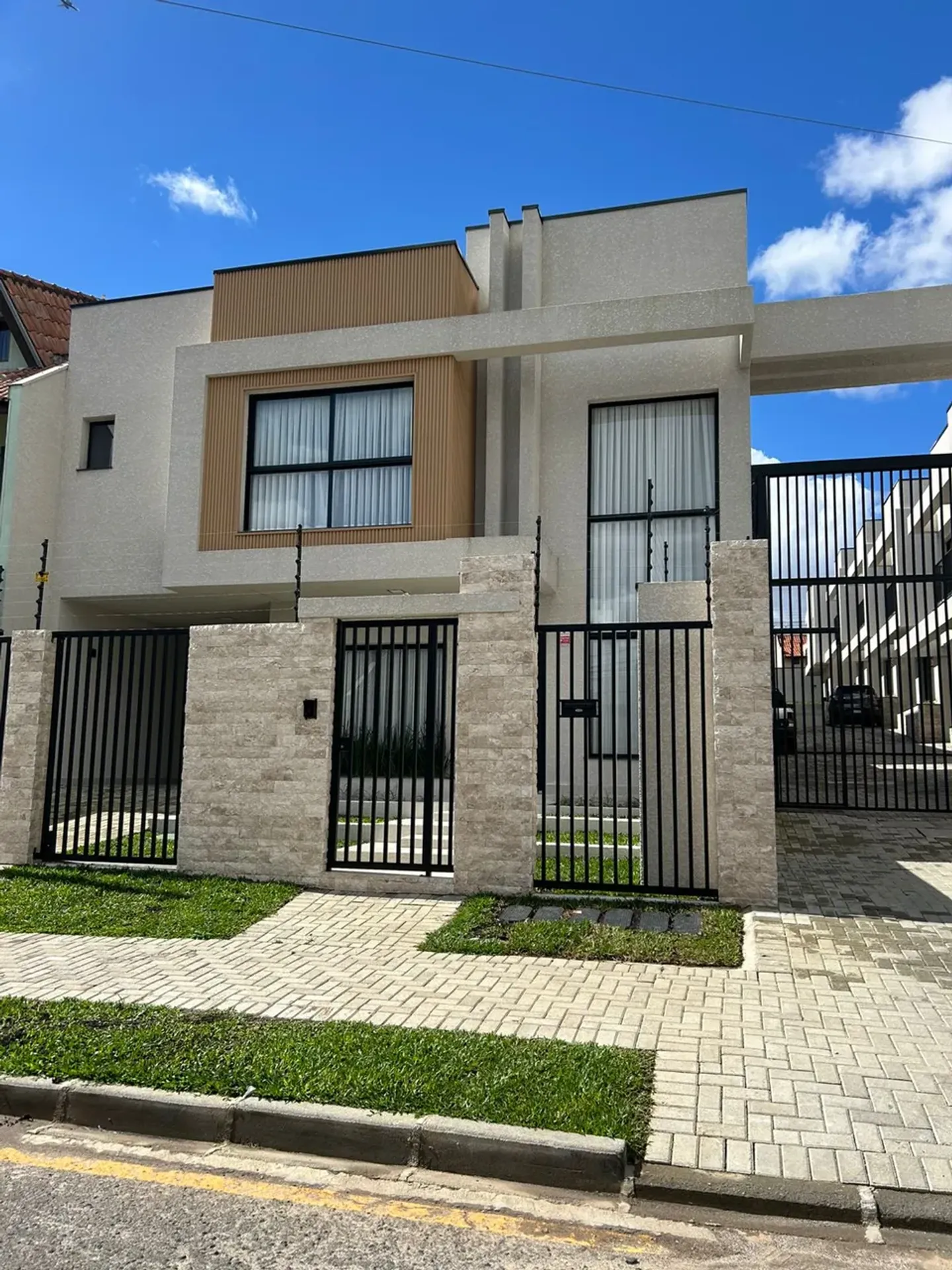 Townhouse with 3 bedrooms, suite, and 2 parking spots