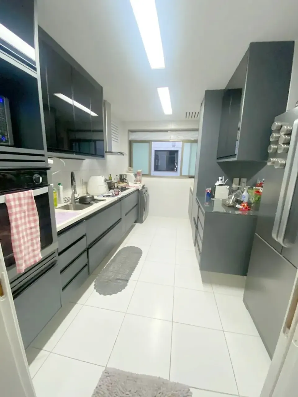 Apartamento com cozinha fechada e 4 banheiros