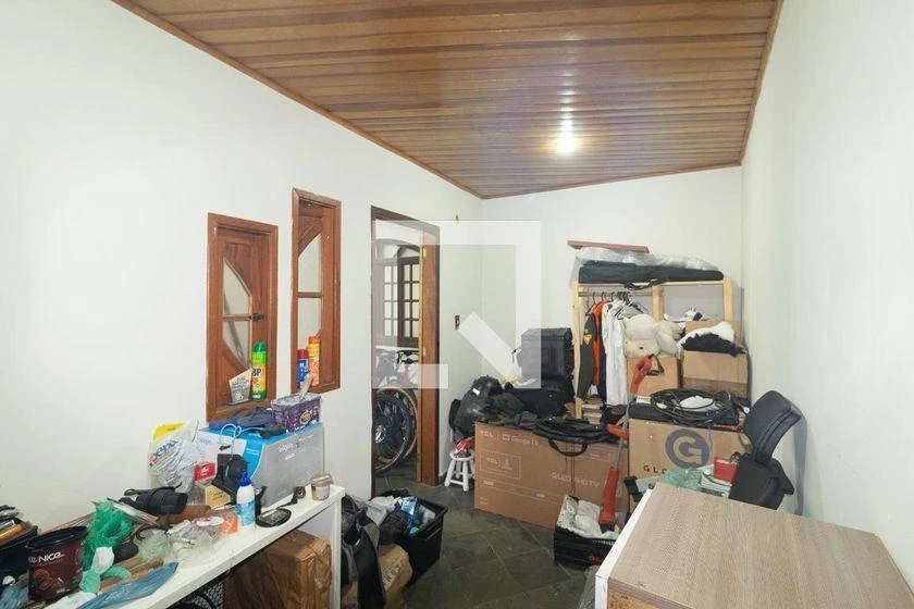 Walk-in closet in a 4-bedroom house, 250 m² — photo 22