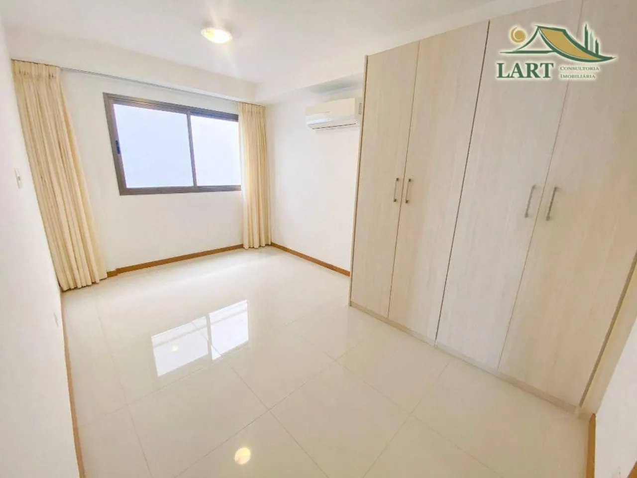 Apartamento sem mobília com 4 dormitórios e varanda — photo 16