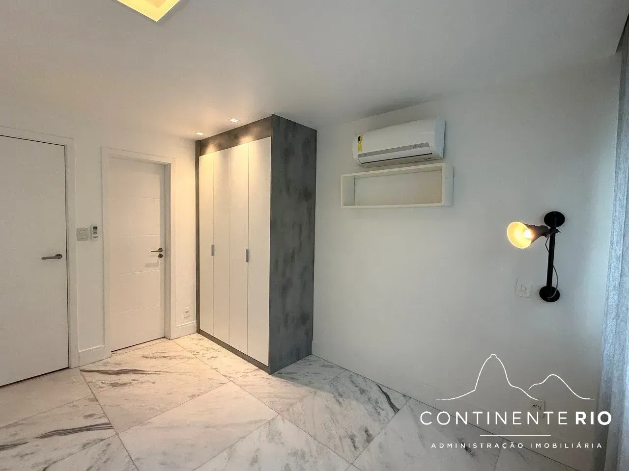 3-bedroom apartment with 4 bathrooms and a glass balcony — photo 17