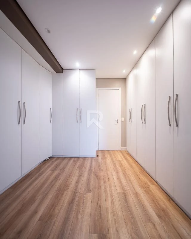 Glass-enclosed balcony in a 3-bedroom apartment, 166 m² — photo 11