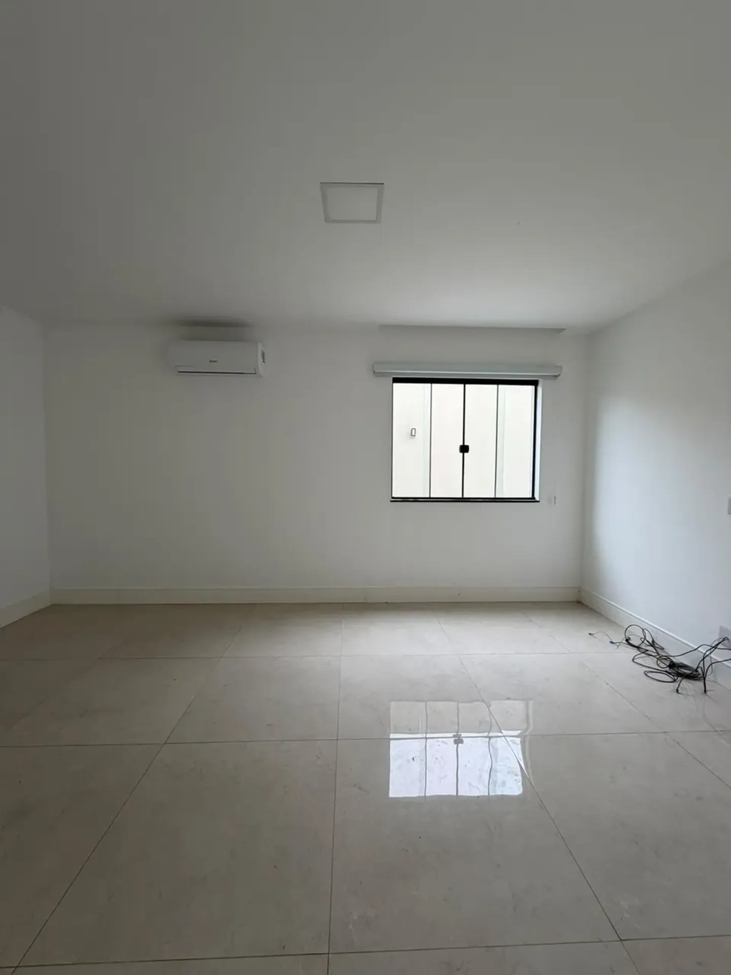 House, 370 m², with floor-to-ceiling windows — photo 17