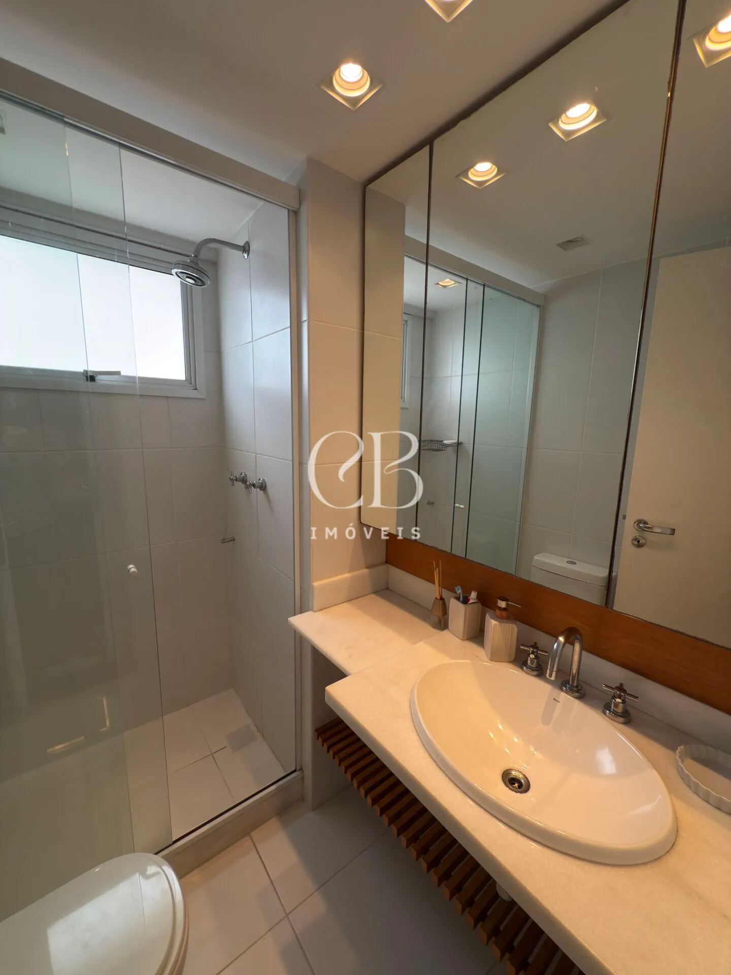 Furnished 2-bedroom apartment with en-suite bathrooms — photo 42