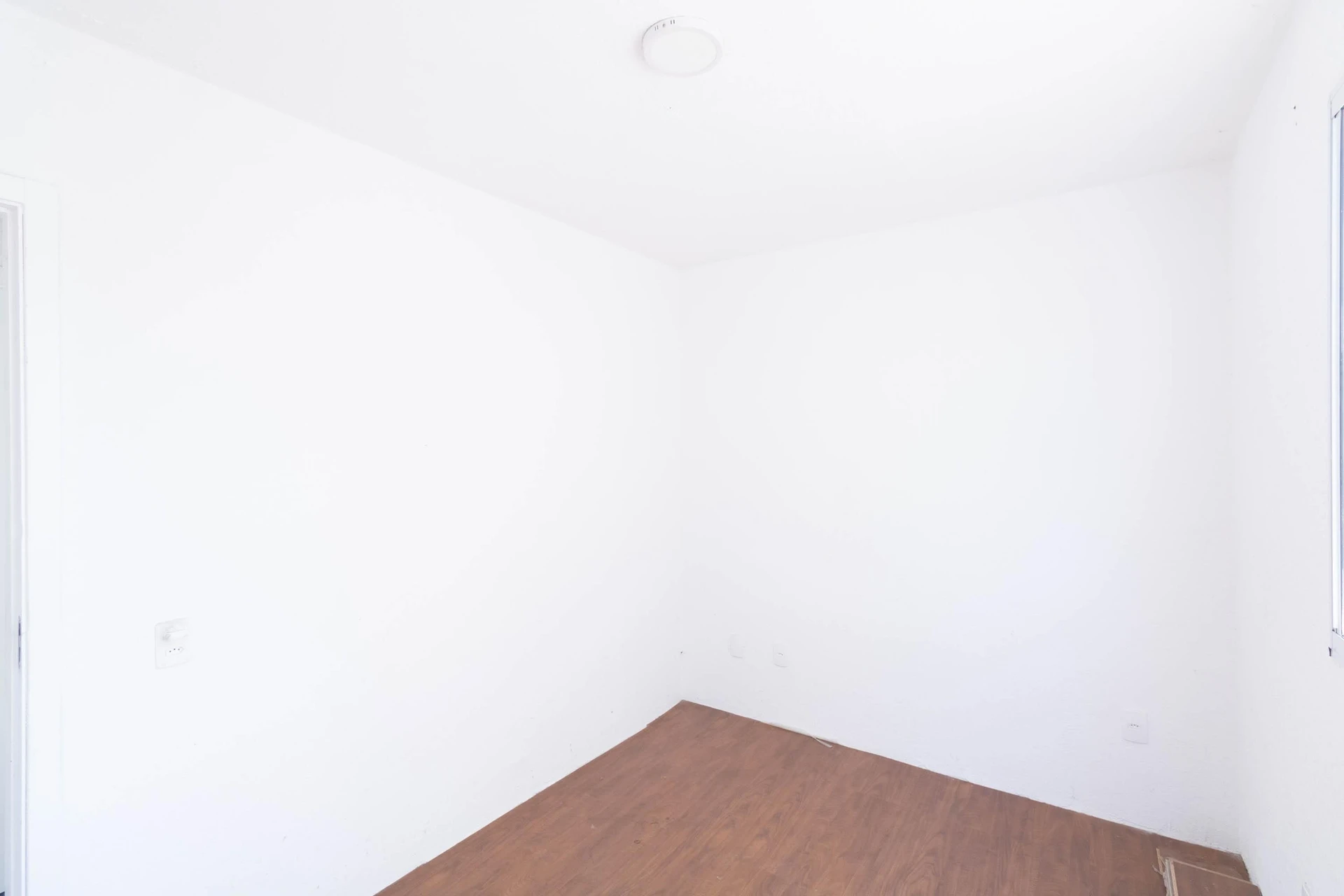 Unfurnished 2-bedroom apartment with wood floors — photo 28
