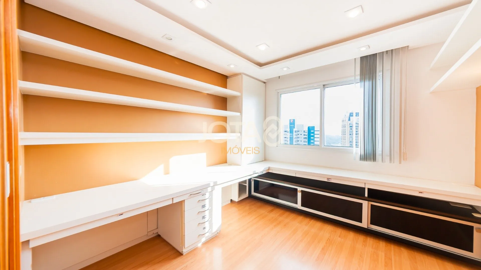 3 en-suite bedroom apartment with balcony and 267 m² — photo 14