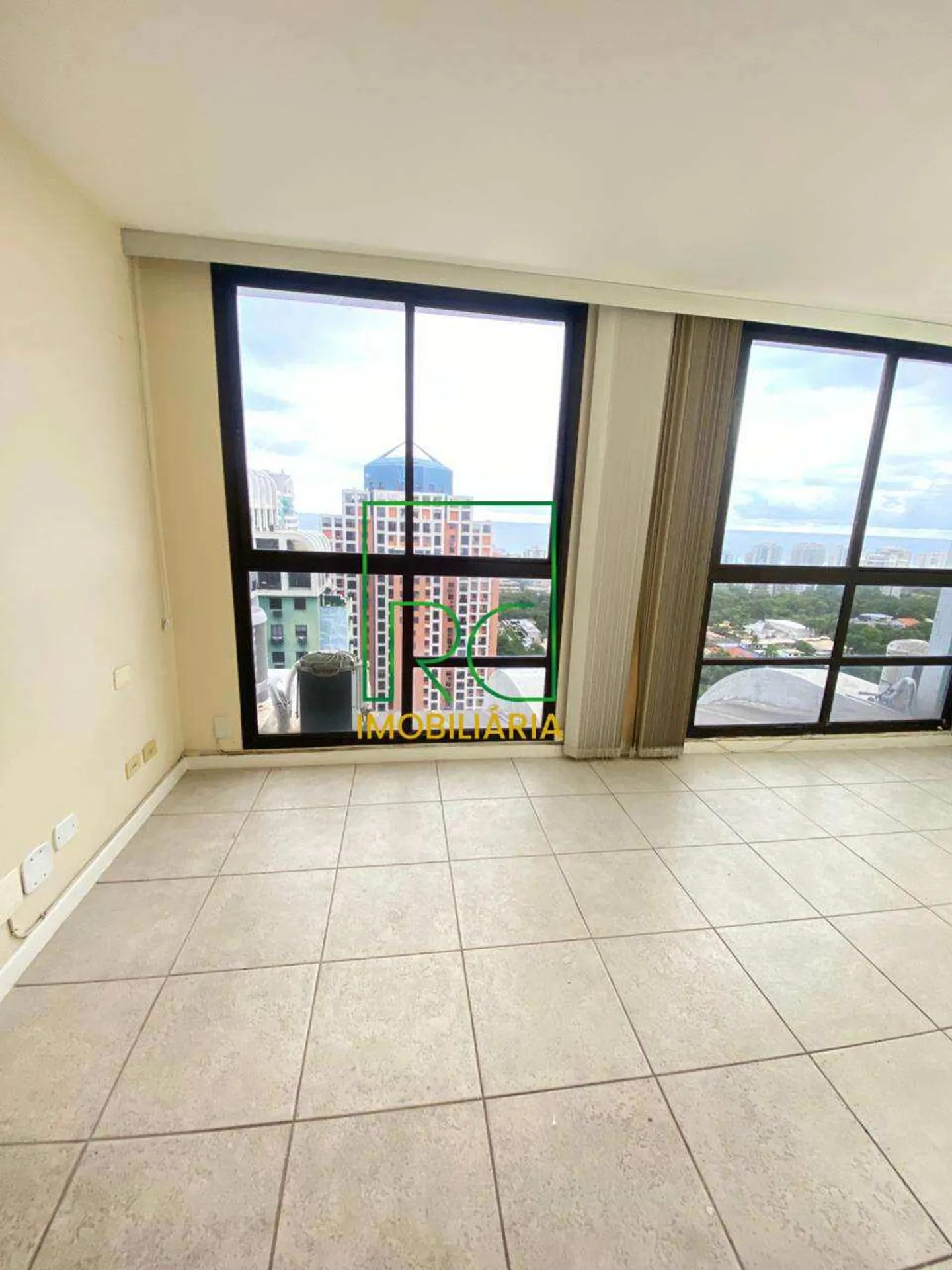 Unfurnished apartment with 3 bedrooms and water view — photo 27