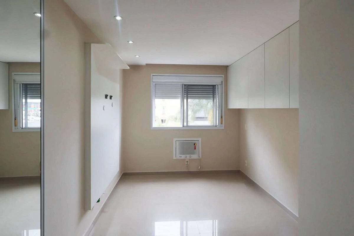 Furnished apartment, 79 m², with floor-to-ceiling windows — photo 2