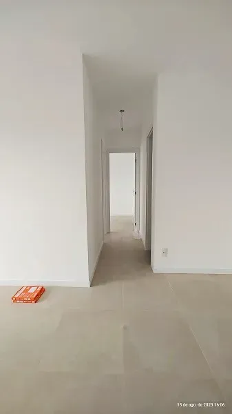 Apartamento sem mobília com vista para a cidade e montanhas — photo 8