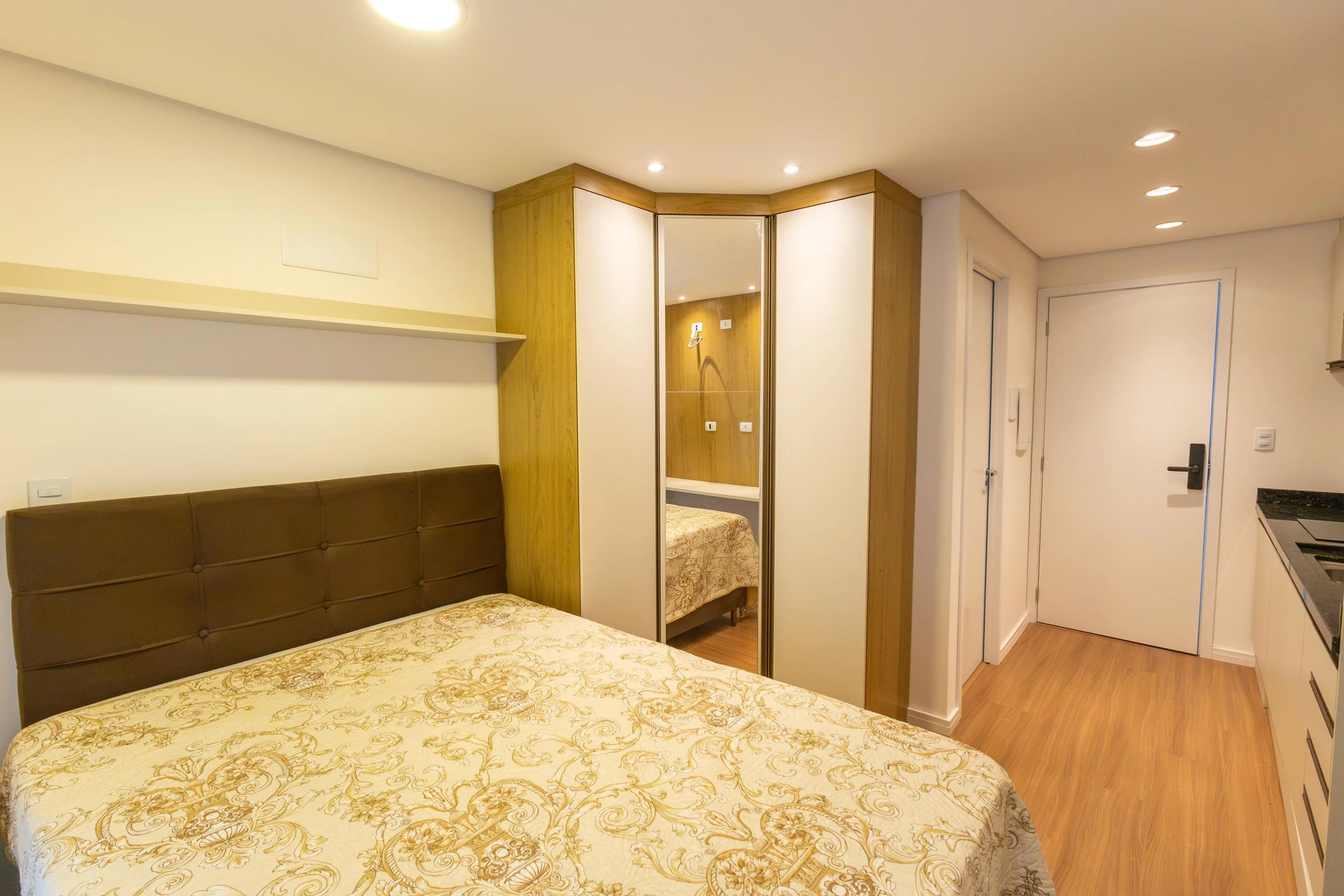 28 m² studio with a home office and a glass-enclosed balcony — photo 15