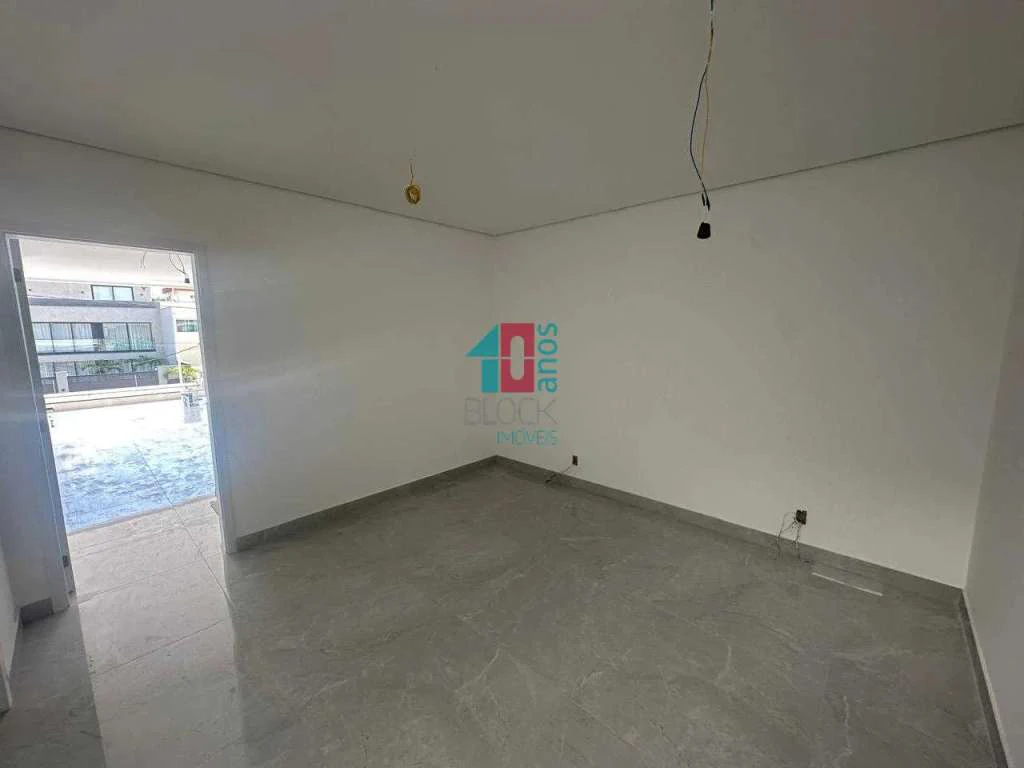 Casa com 5 suítes, 8 banheiros e 3 vagas para reformar — photo 14