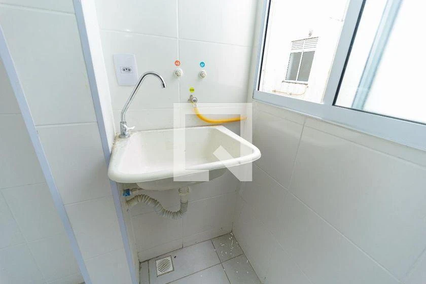 Apartamento de 2 quartos em condomínio com piscina