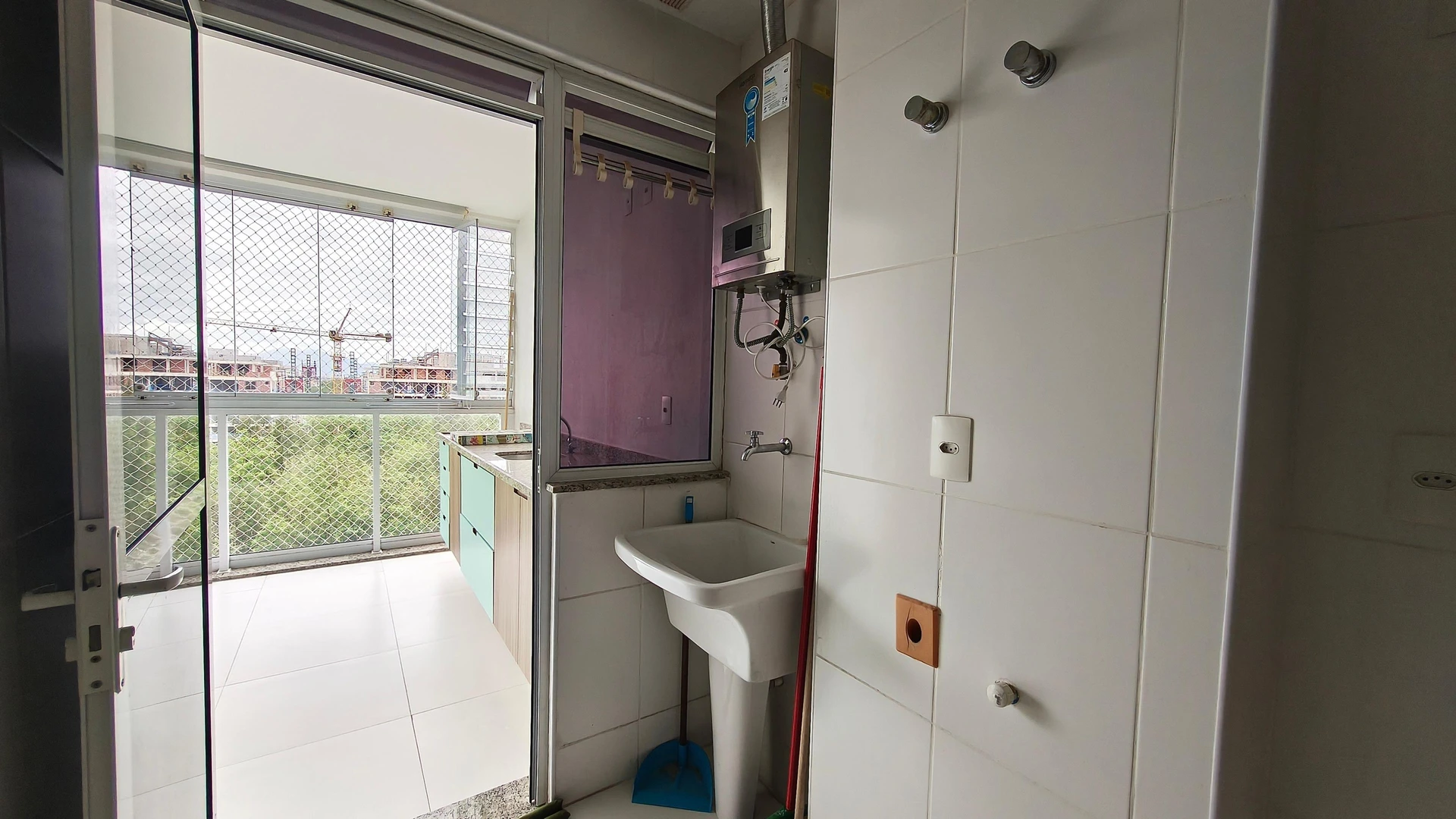 Glass-enclosed balcony in a 2-bedroom apartment, 70 m² — photo 29