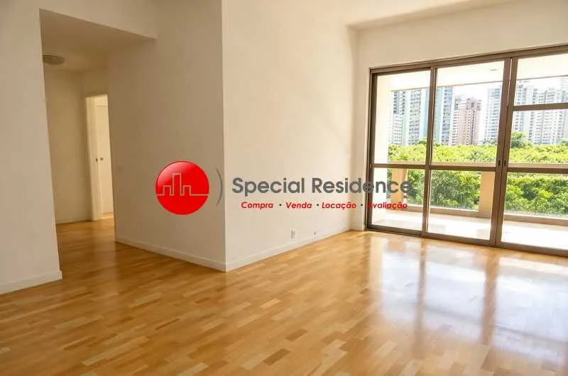 Wood or laminate floors in a 3-bedroom apartment, 120 m² — photo 4