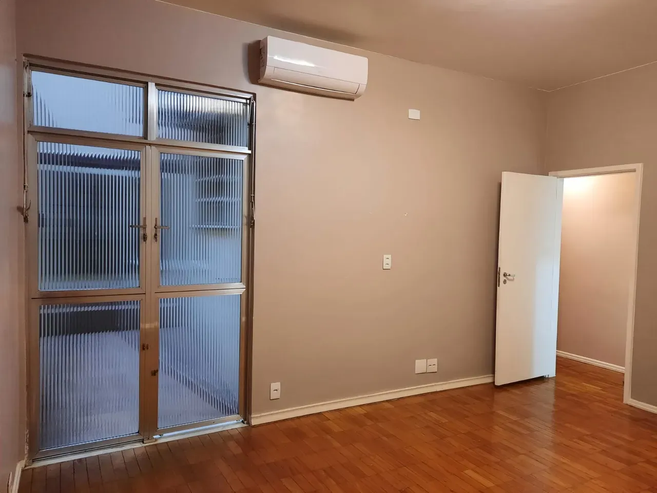 Apartment on the 2nd floor with wood or laminate floors