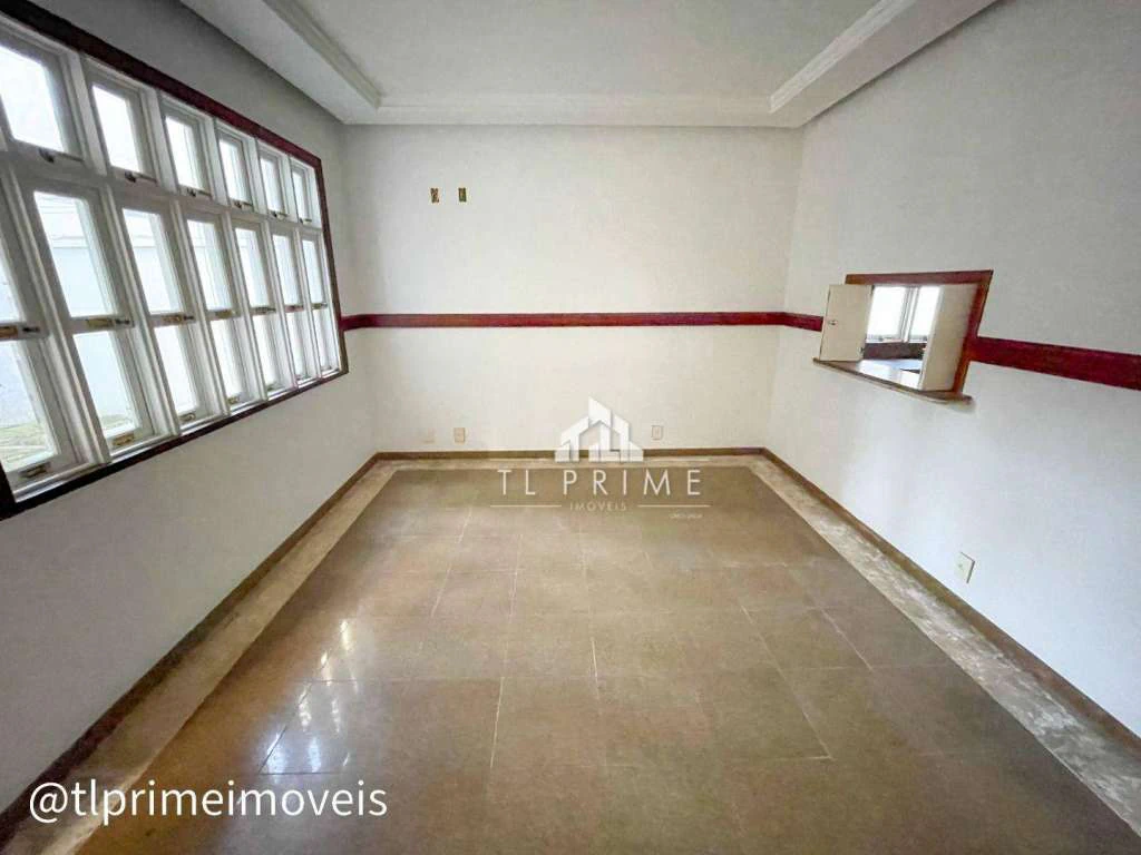 House in a gated community with 4 bedrooms and 600 m² — photo 16
