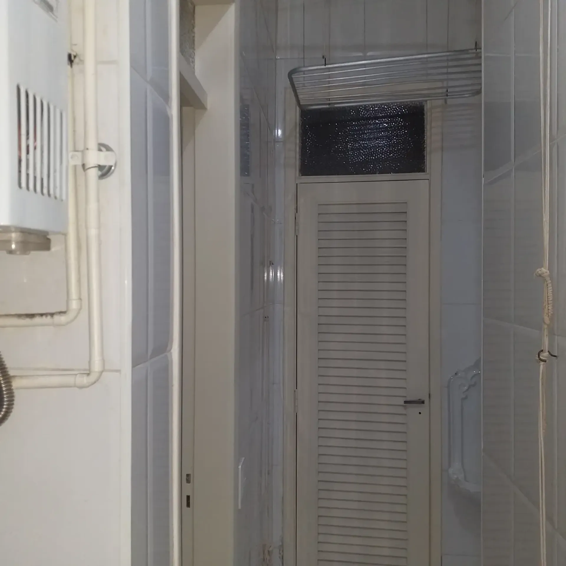 2-bedroom apartment with 3 bathrooms and glass shower — photo 36