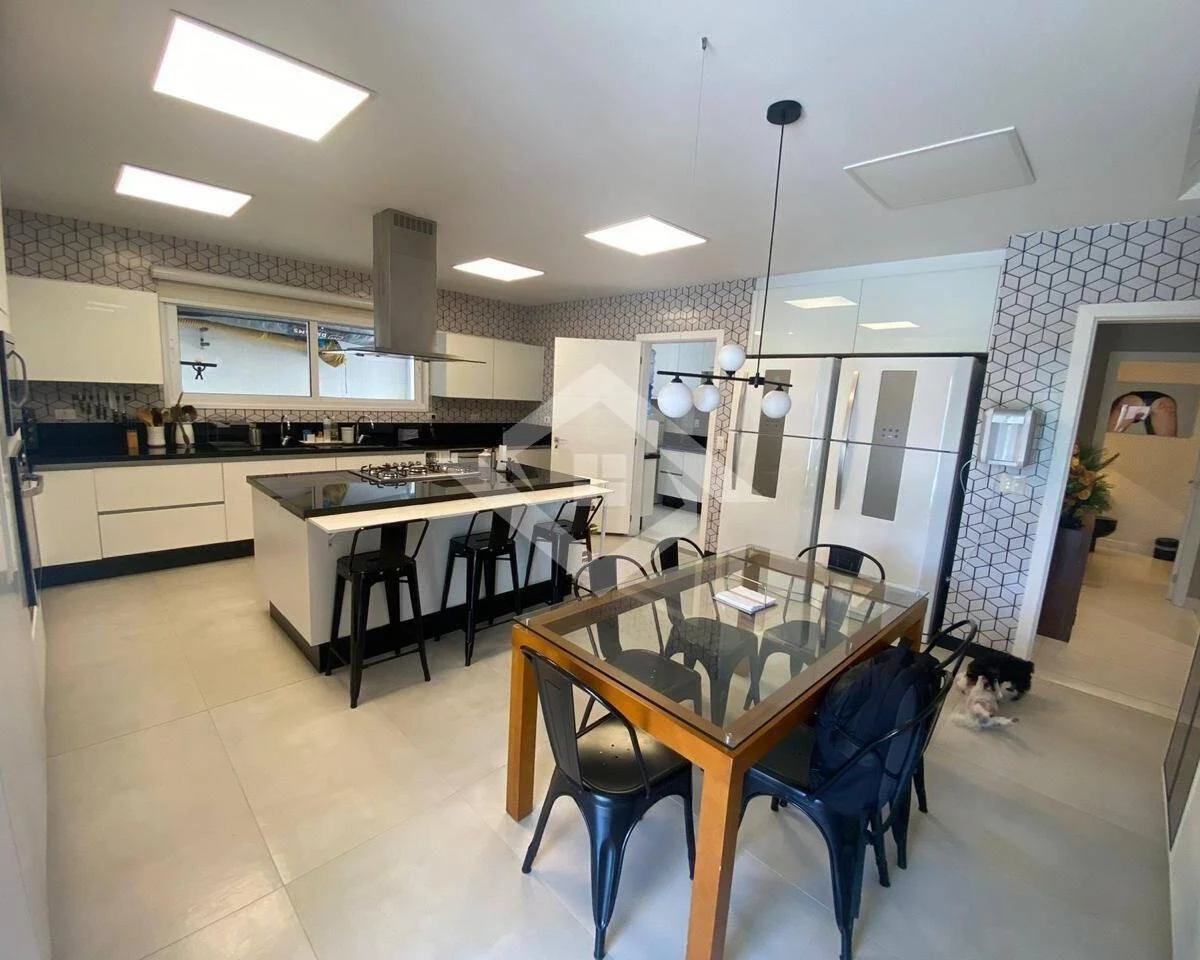 6 quartos e banheira: casa de 1000 m² — photo 17
