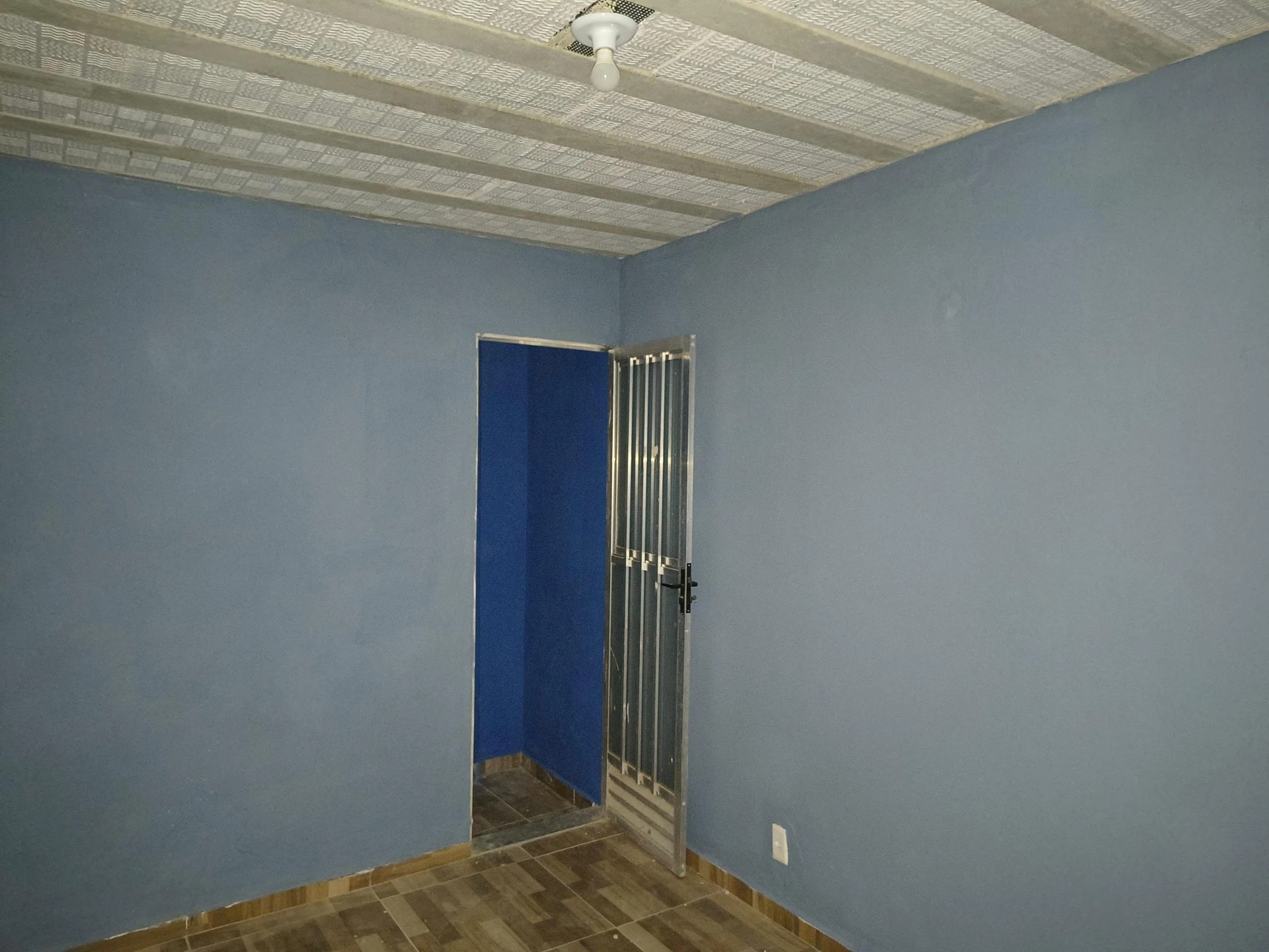 Unfurnished studio with a balcony and laundry area — photo 14