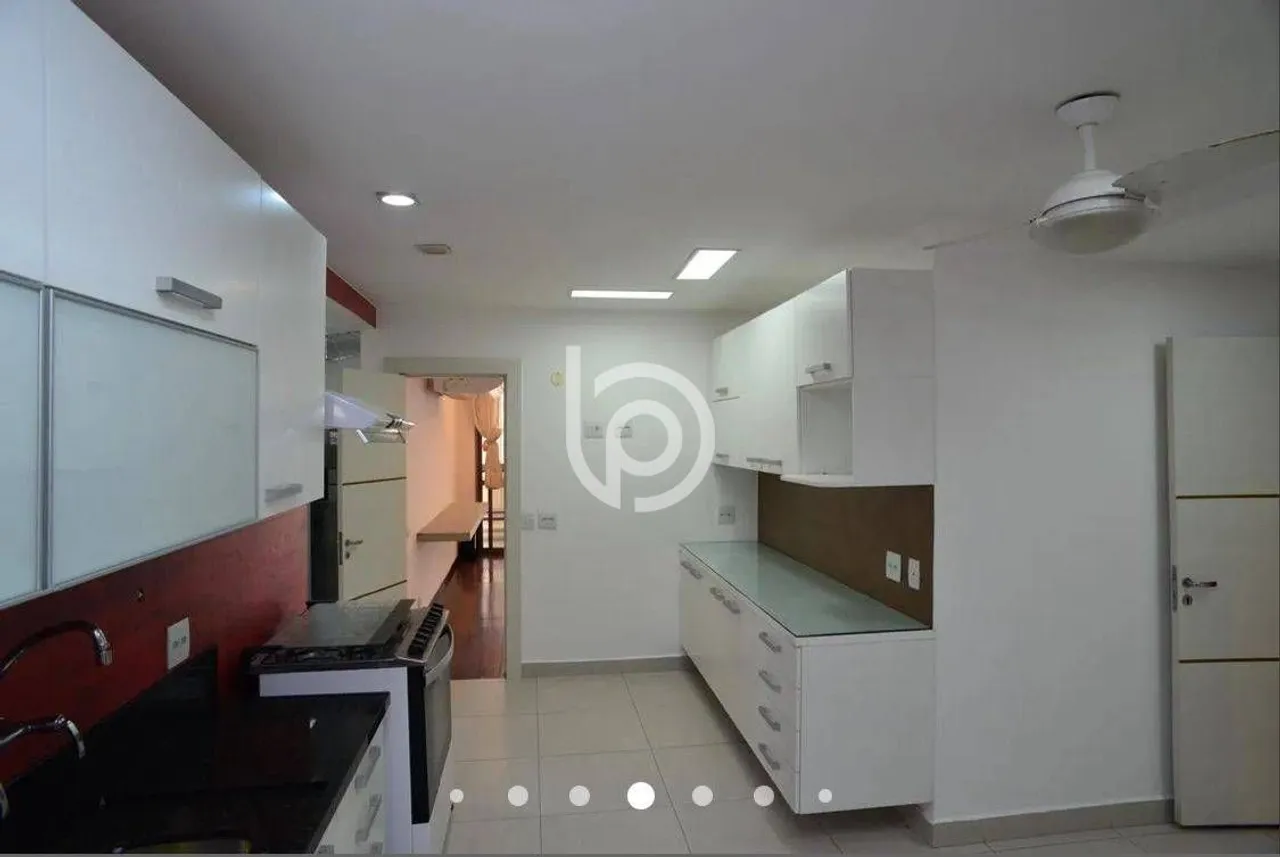 4-bedroom apartment with a closed kitchen and gas stove — photo 9