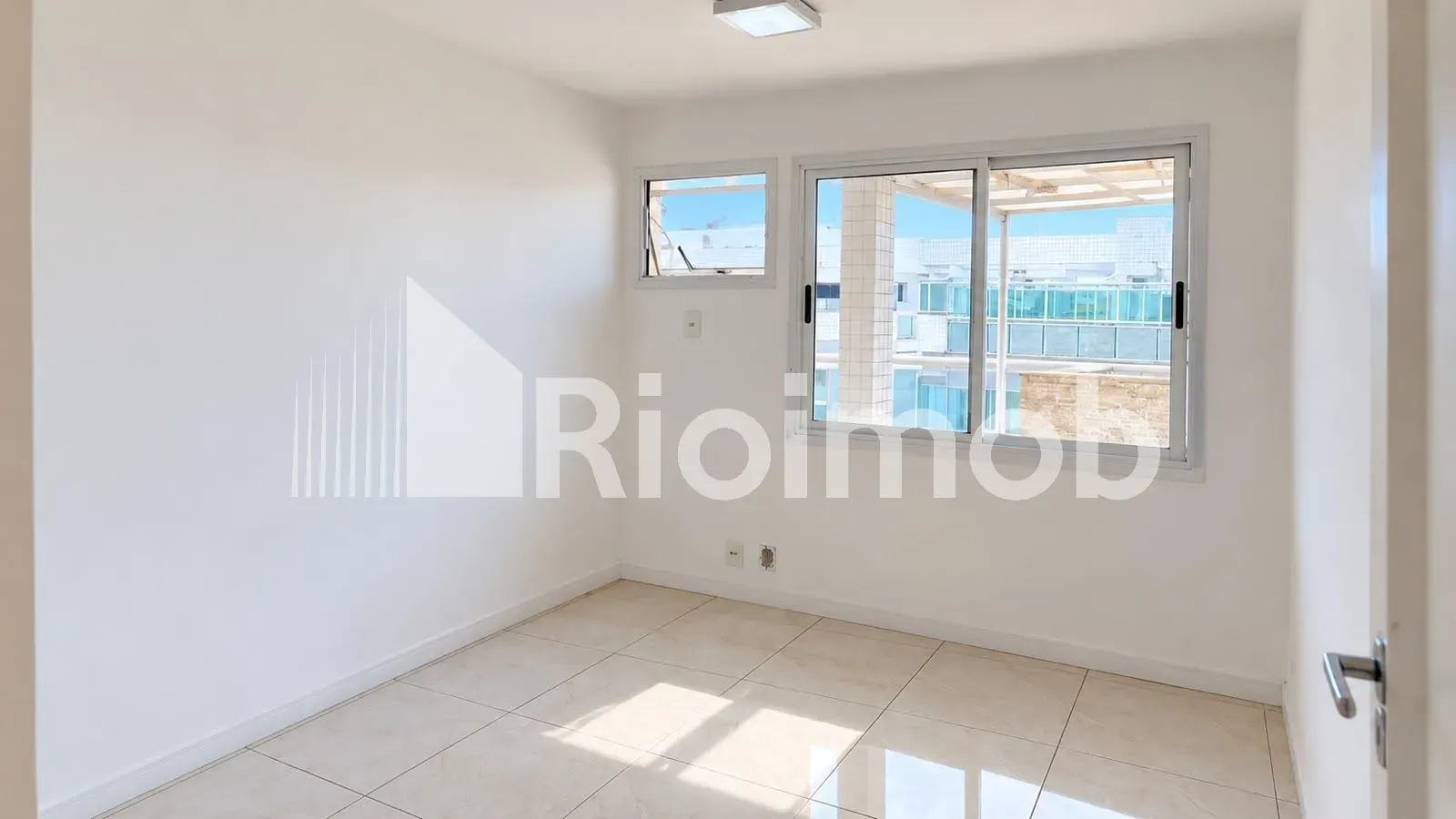 Balcony with a grill in a 3-bedroom apartment, 183 m² — photo 8