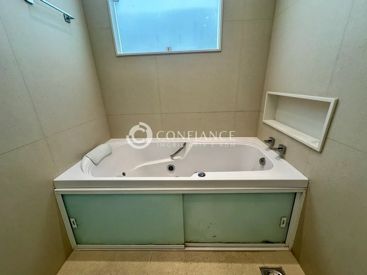 Квартира з 4 спальнями та дерев'яною підлогою або ламінатом — photo 29