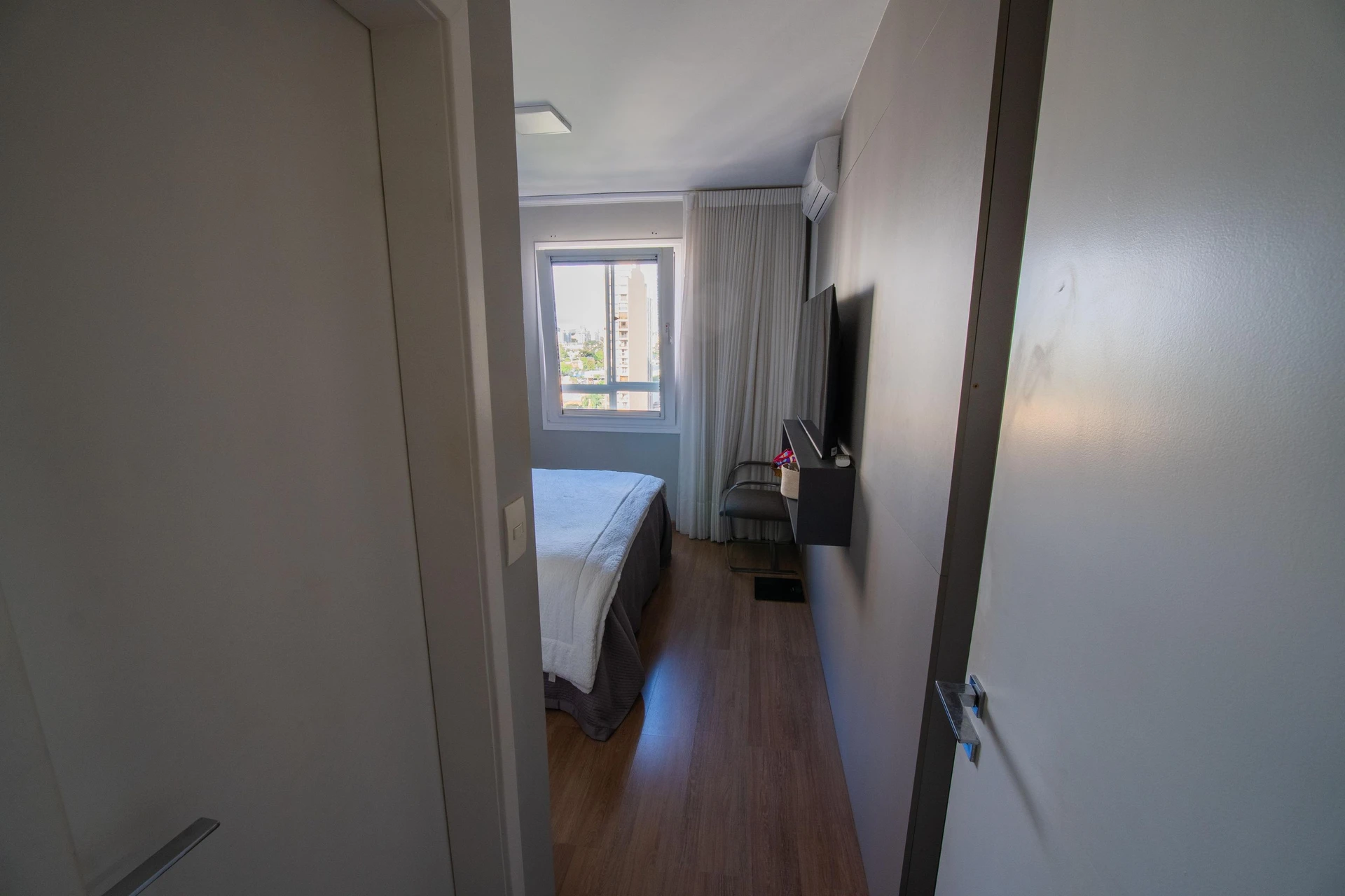 Walk-in closet in a 2-bedroom apartment, 91 m² — photo 9