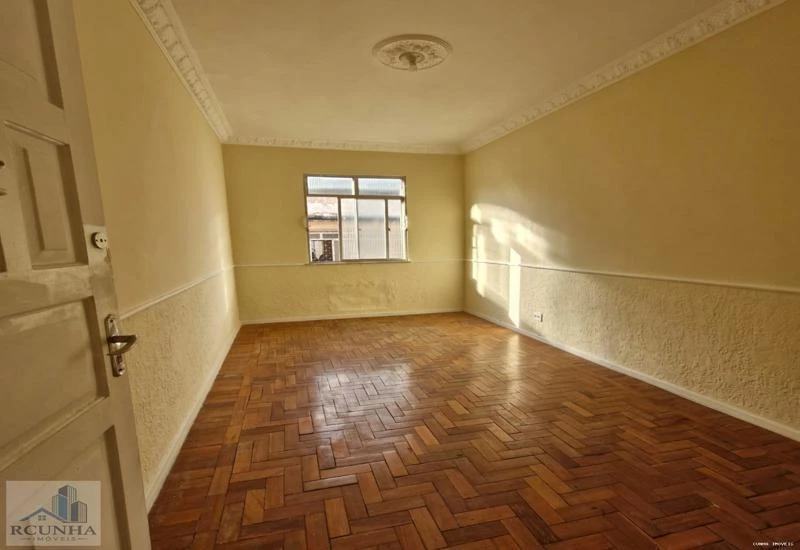 Wood or laminate floors in a one-bedroom apartment, 47 m² — photo 11