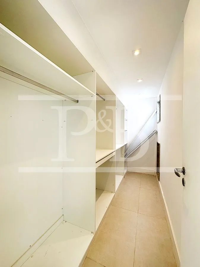 4-bedroom apartment with an enclosed glass balcony — photo 23