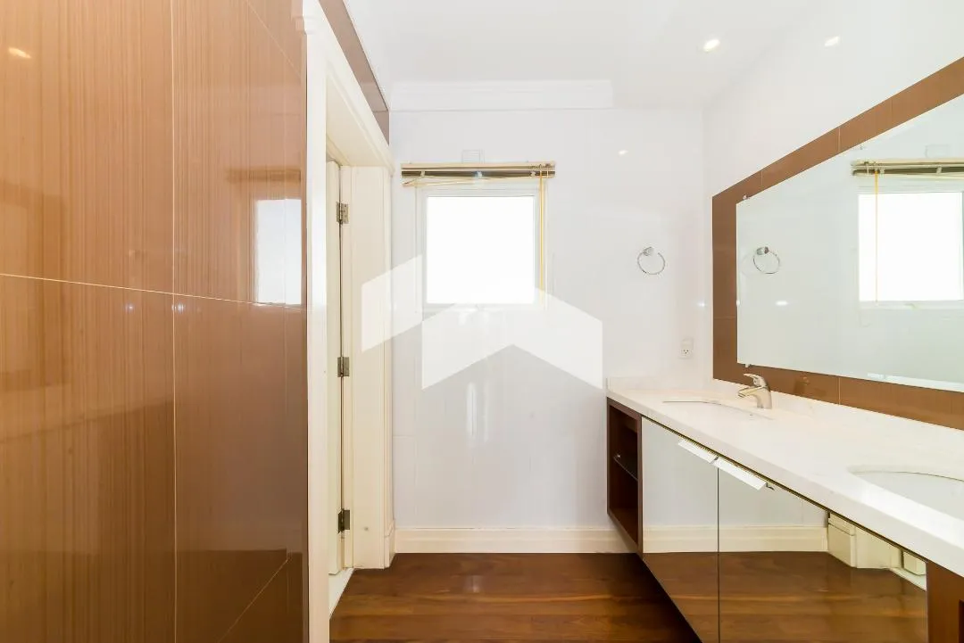 431 m² house with 4 en-suite bedrooms and 6 parking — photo 54