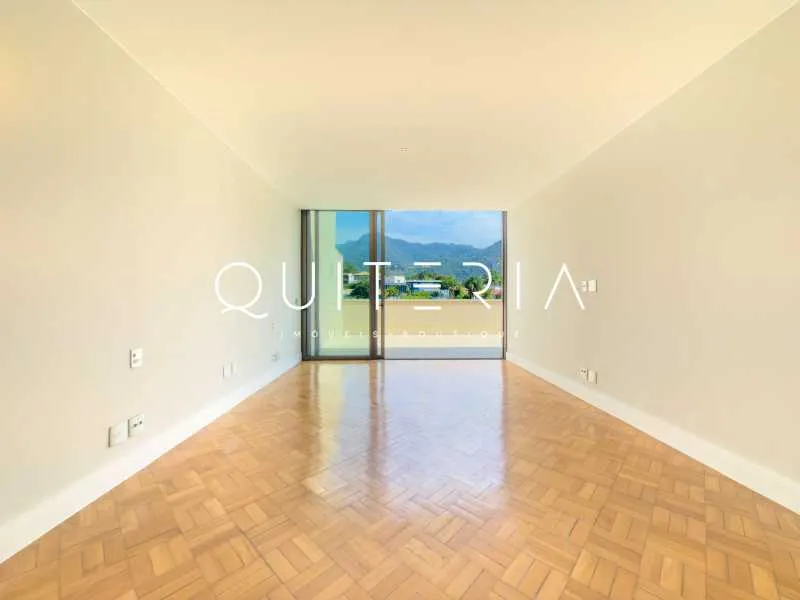 Penthouse apartment with 4 bedrooms and a balcony — photo 19
