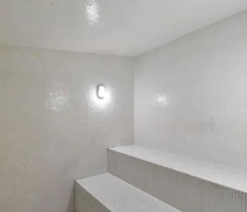 2-bedroom apartment in a building with an indoor pool — photo 40