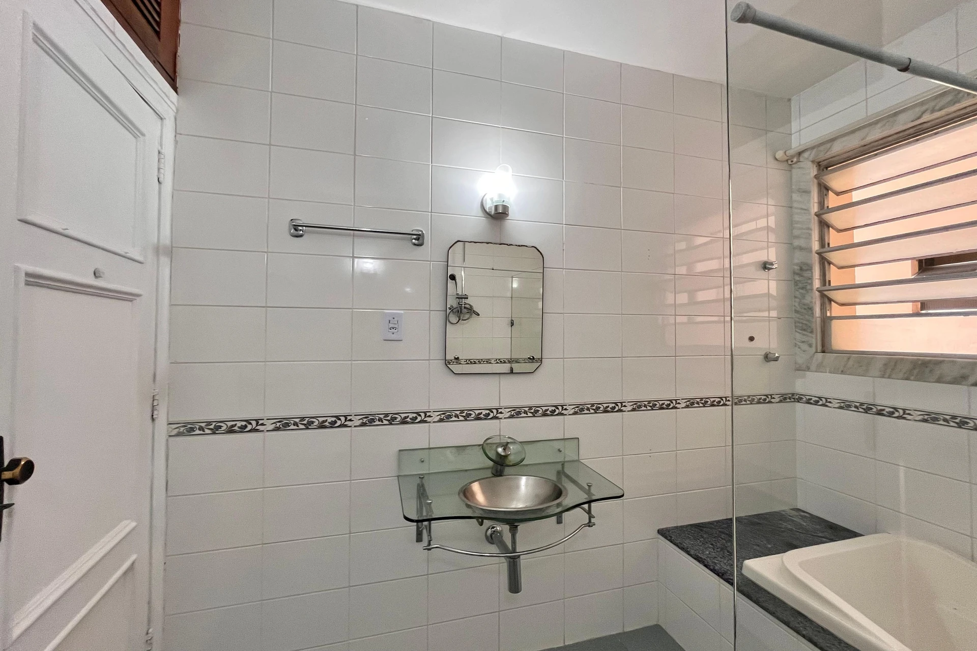 3-bedroom apartment with separate kitchen and electric stove — photo 11