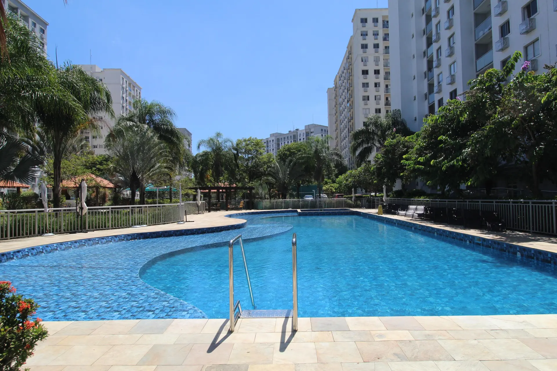 Furnished 2-bedroom apartment with a balcony — photo 48