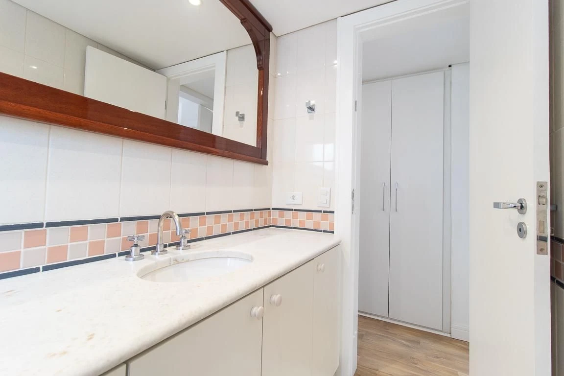 3-bedroom apartment with a bathtub in Curitiba — photo 45