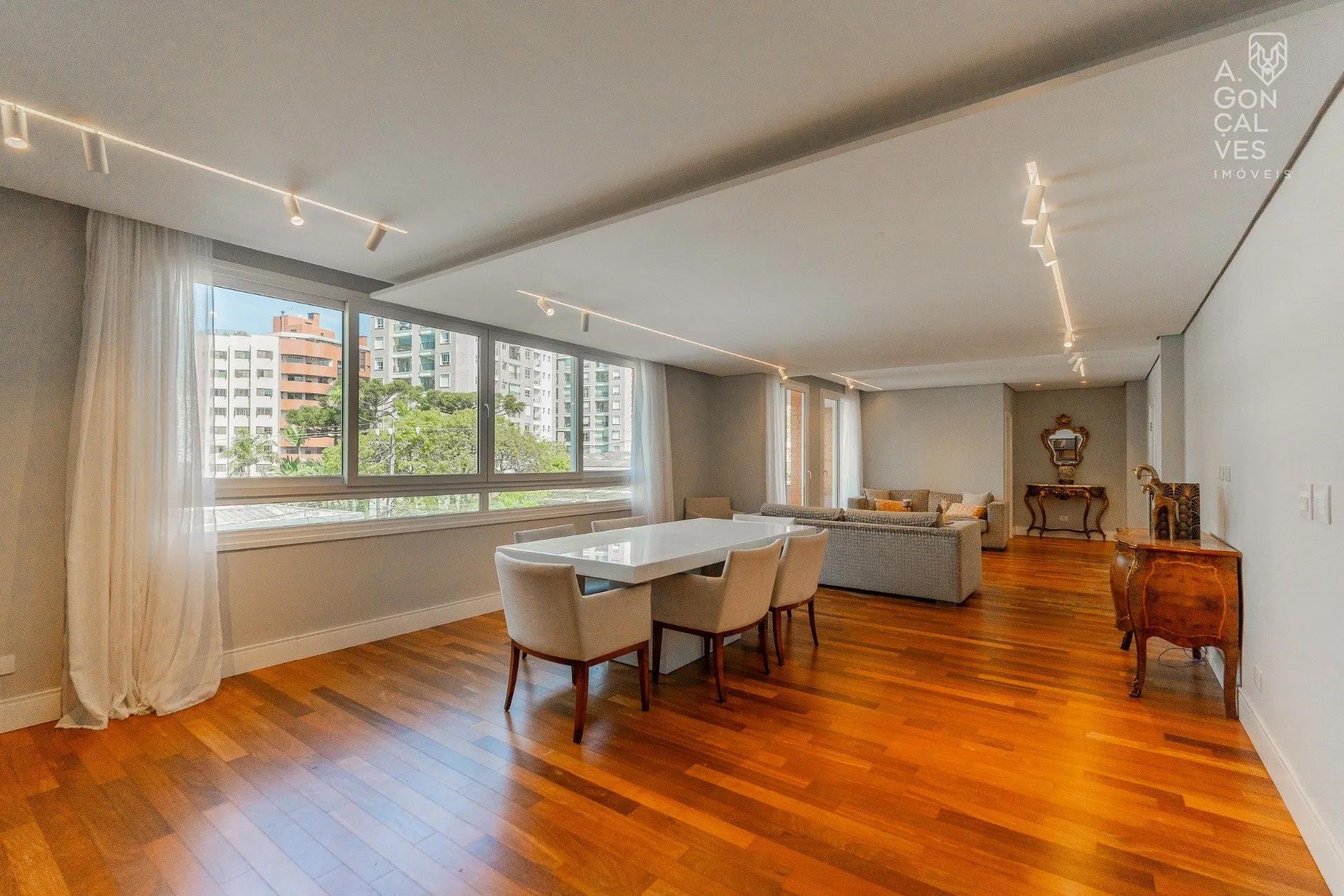 Furnished 3-bedroom apartment 250 m² with 2 parking spaces