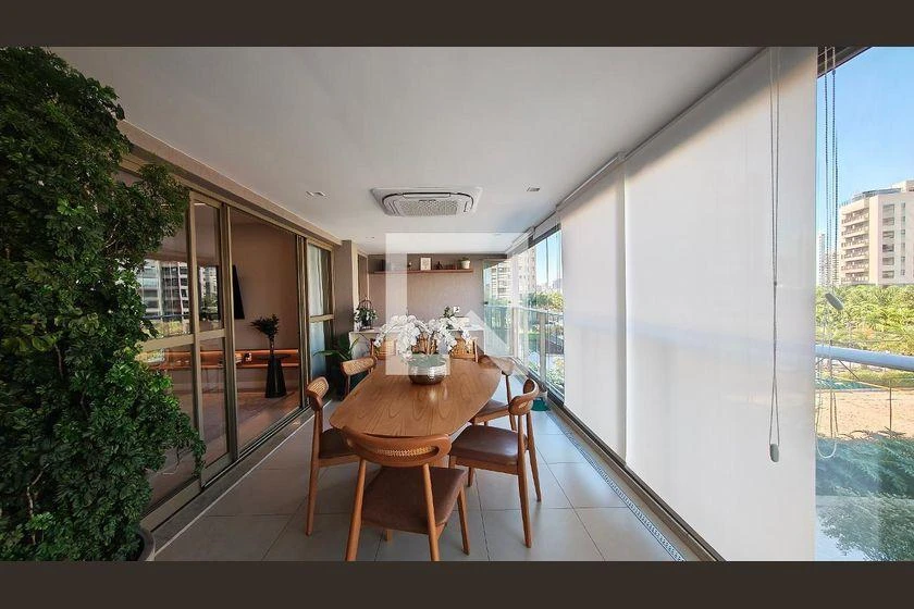 4-bedroom apartment with a glass-enclosed balcony — photo 36