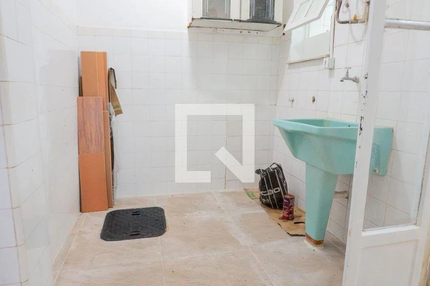 One-bedroom apartment with wood or laminate floors — photo 5