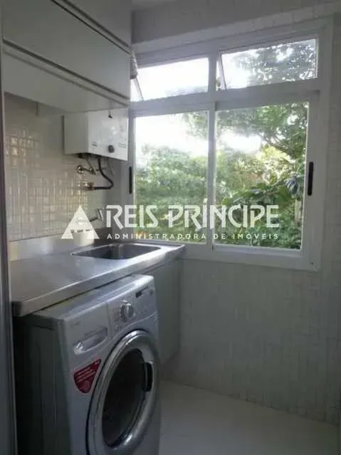 One-bedroom apartment in a building with a pool — photo 14