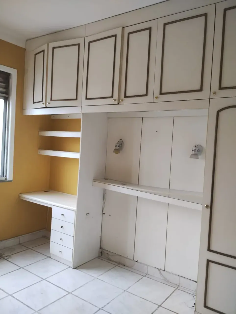 Квартира без меблів з 2 спальнями та зоною для прання