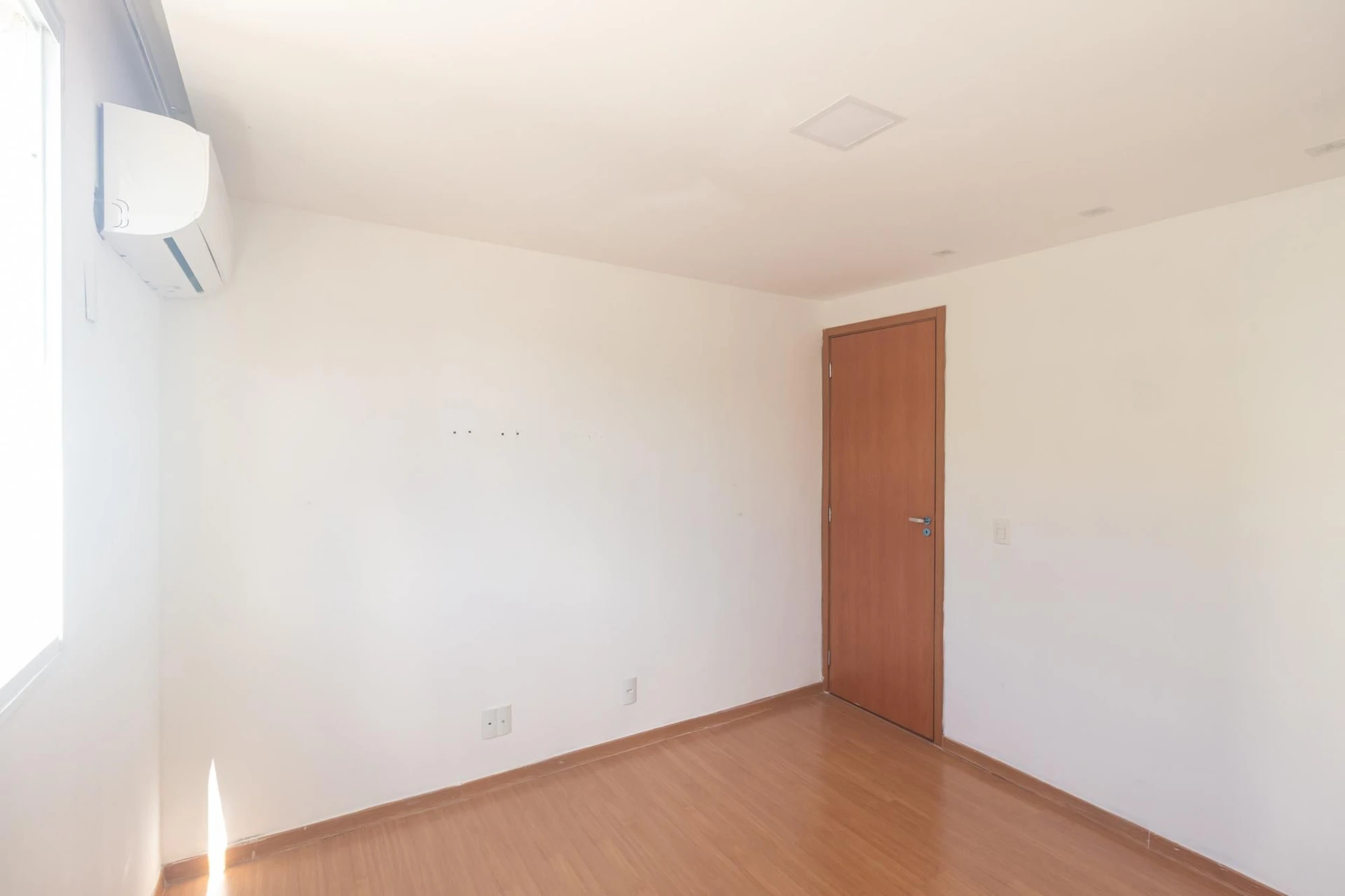 2-bedroom apartment with a laundry area — photo 6