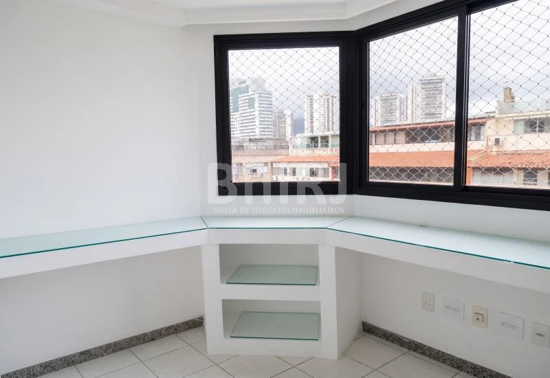 3-bedroom apartment in a building with a pool — photo 17