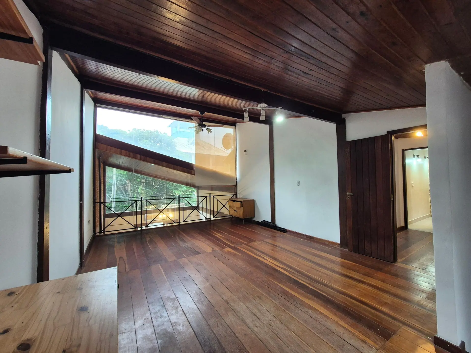 Balcony with a grill in a 3-bedroom house, 150 m² — photo 22
