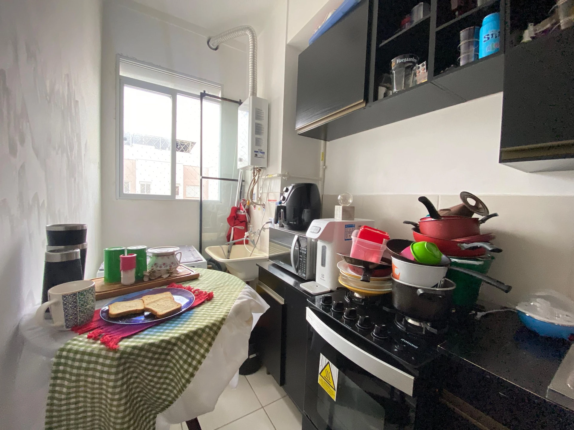 Apartamento mobiliado com 2 quartos e cozinha a gás
