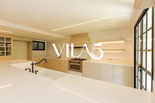 3-bedroom house with a bathtub in Curitiba