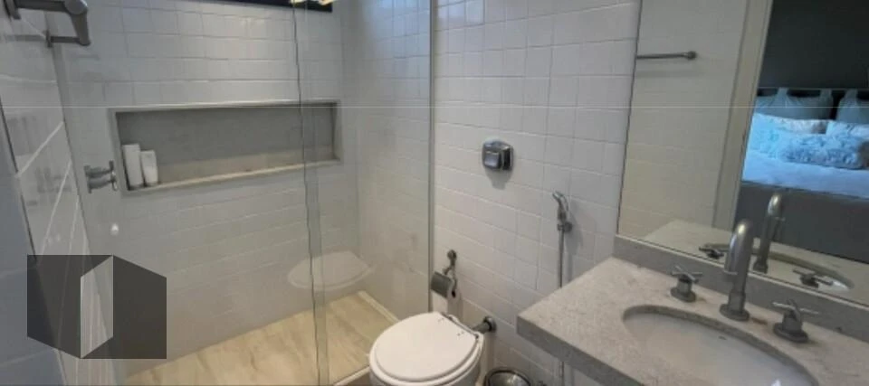 4-bedroom apartment in a building with a pool — photo 10