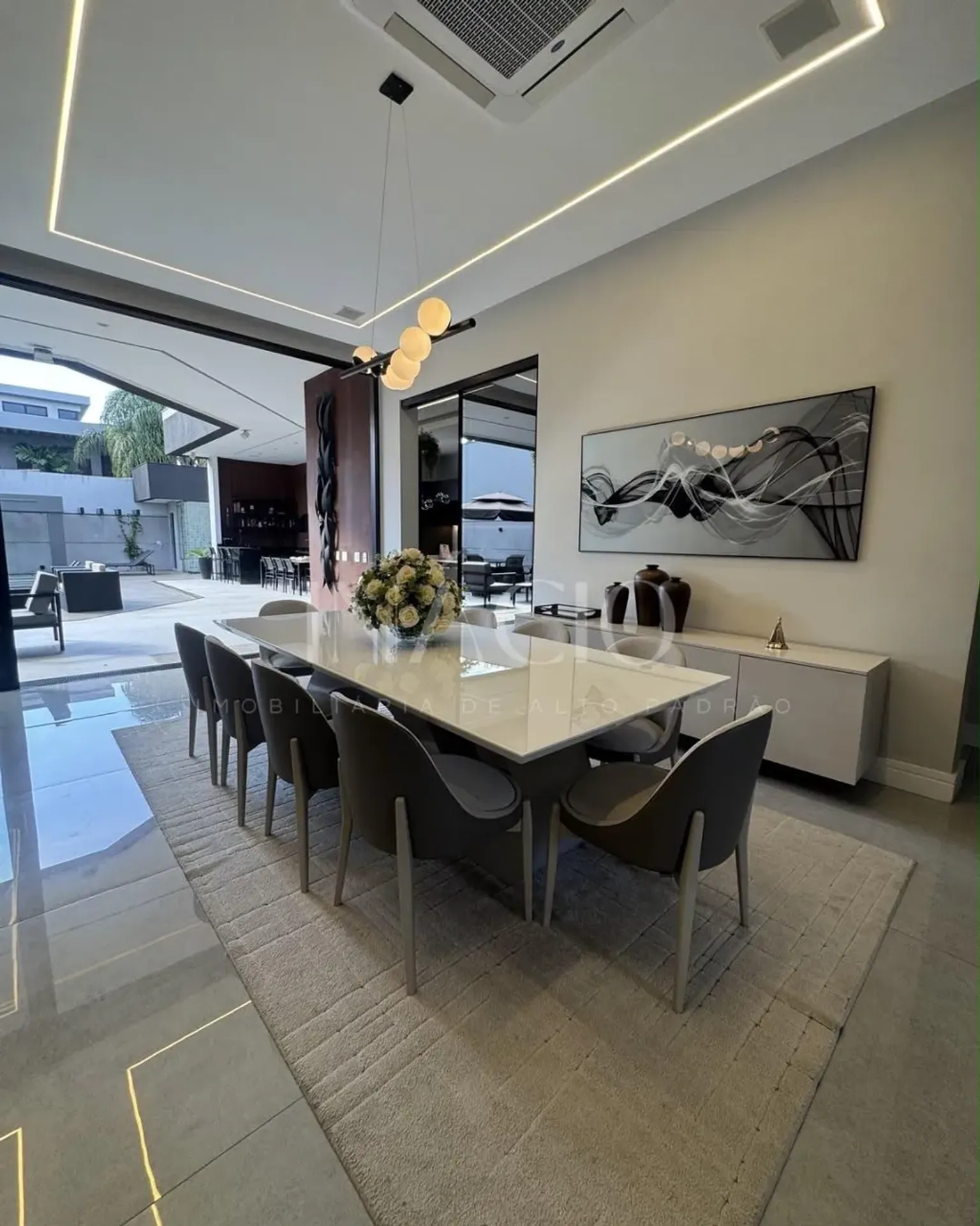 Furnished house, 600 m², with floor-to-ceiling windows — photo 11